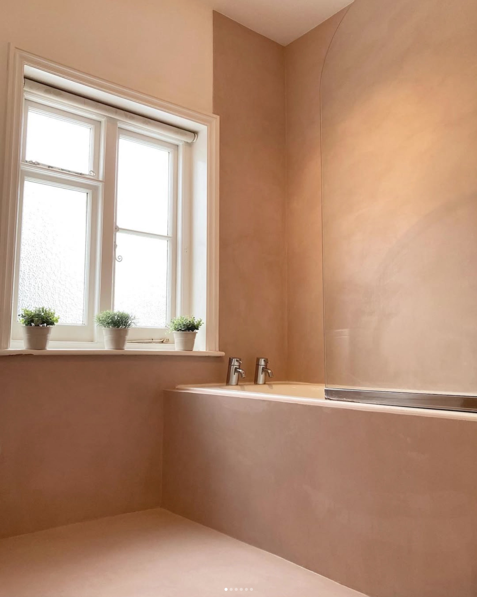 Pink tadelakt bathroom