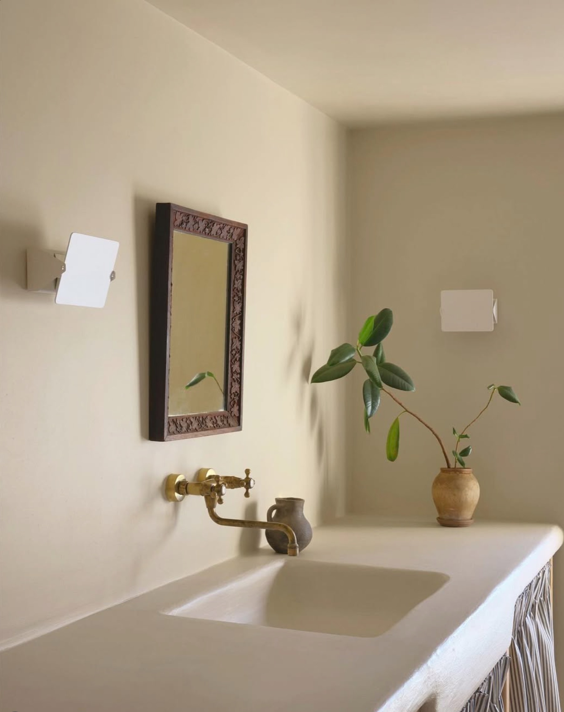 Tadelakt vanity with brass